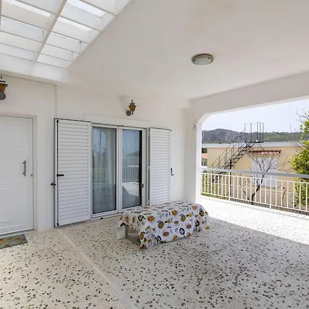 Manos House Salamina *