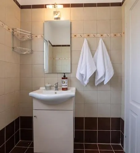 Manos House Salamina Vakantiehuis