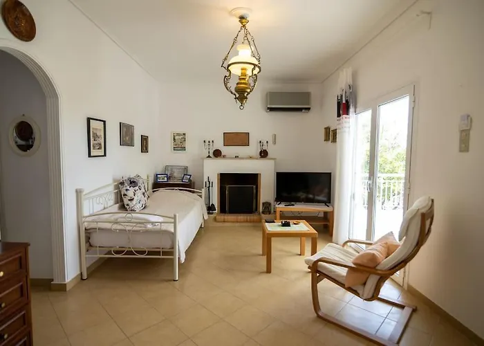 Manos House Salamina