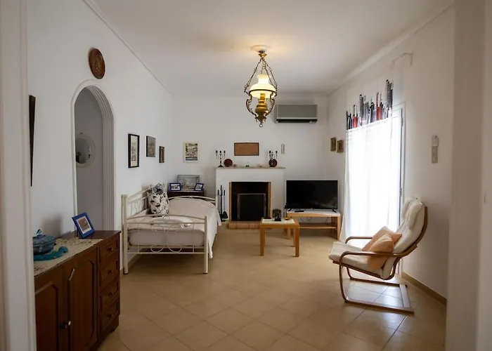 Manos House Salamina