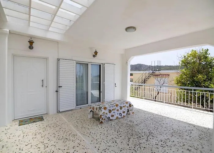 Manos House Salamina *