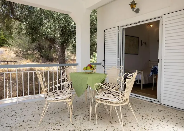 Manos House Salamina *